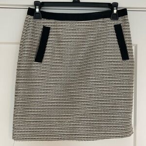 Ann Taylor LOFT lined skirt with pockets- size 2